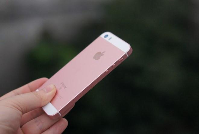 Điểm yếu của iPhone SE nằm ở kích thước màn hình nhỏ và thời lượng pin yếu.