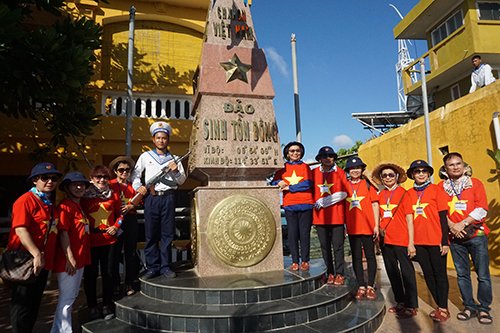 kieu-bao-khap-the-gioi-vuot-hon-1000-hai-ly-tham-quan-dan-truong-sa