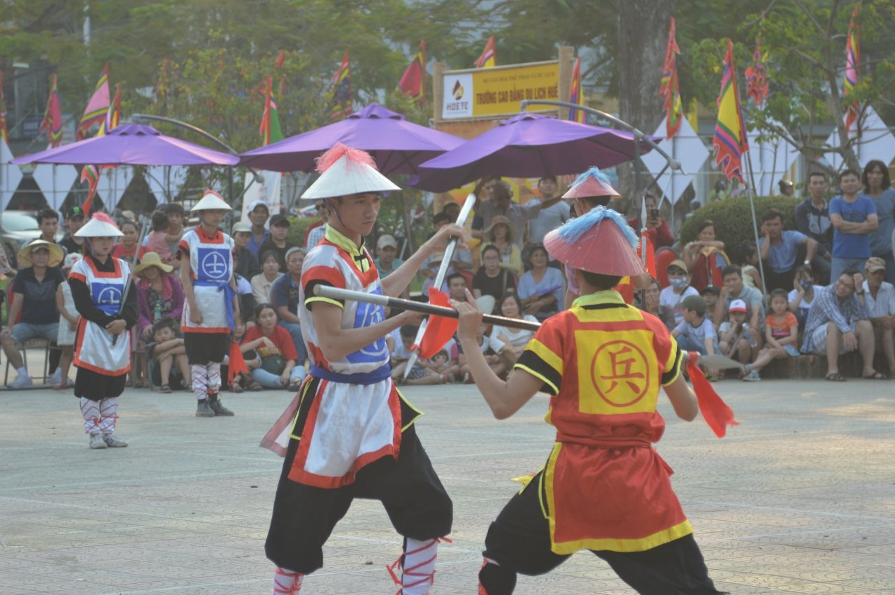 man-nhan-xem-quan-co-danh-nhau-o-cong-vien-hue