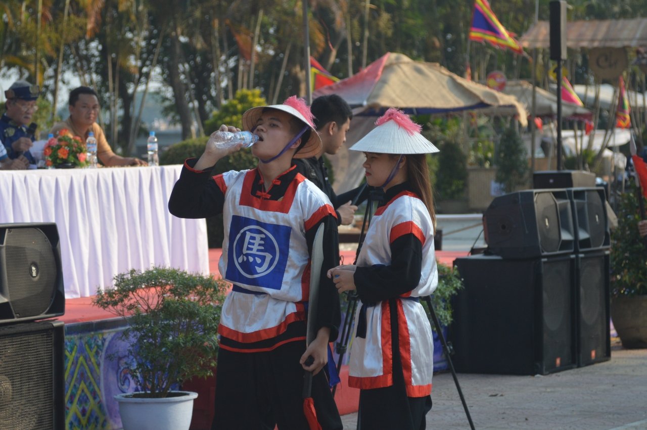 man-nhan-xem-quan-co-danh-nhau-o-cong-vien-hue