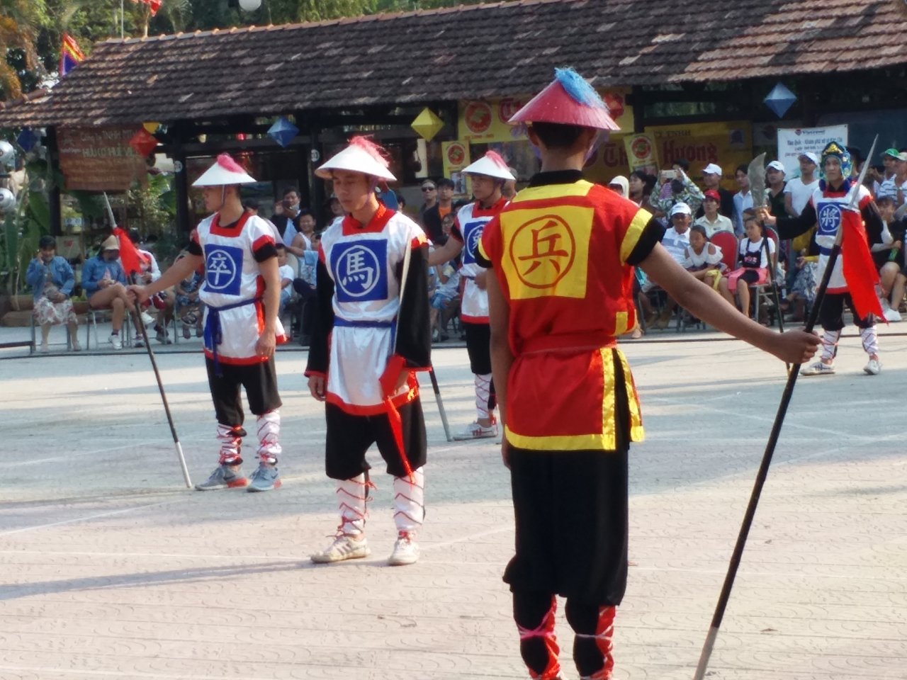 man-nhan-xem-quan-co-danh-nhau-o-cong-vien-hue