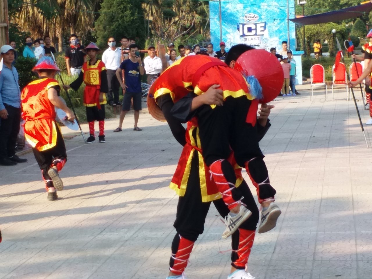 man-nhan-xem-quan-co-danh-nhau-o-cong-vien-hue