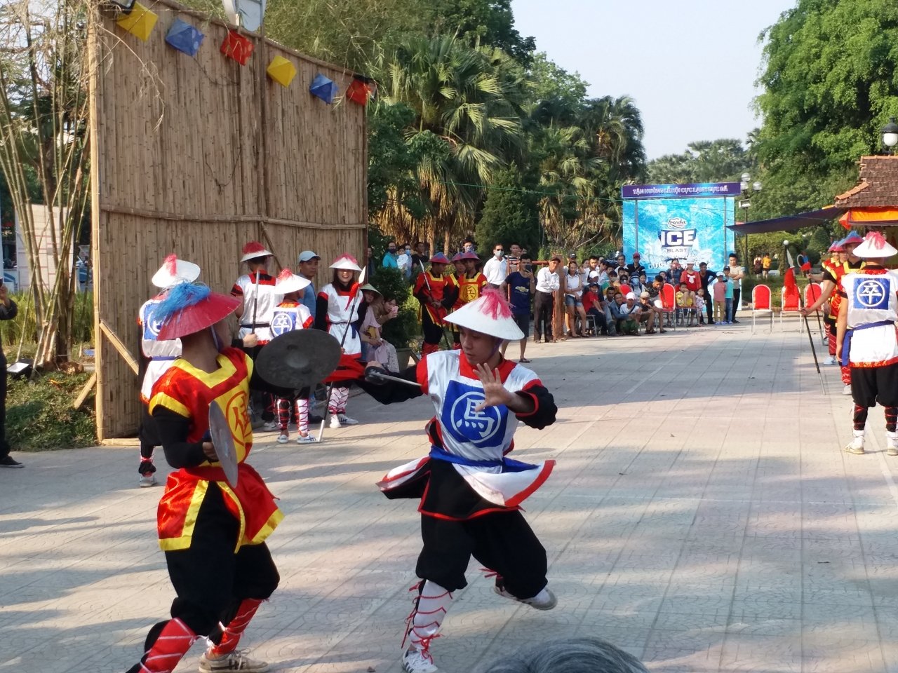 man-nhan-xem-quan-co-danh-nhau-o-cong-vien-hue