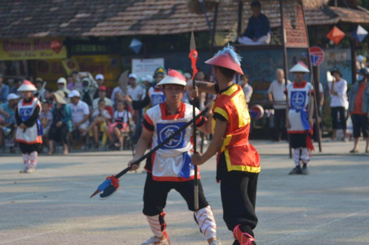 man-nhan-xem-quan-co-danh-nhau-o-cong-vien-hue