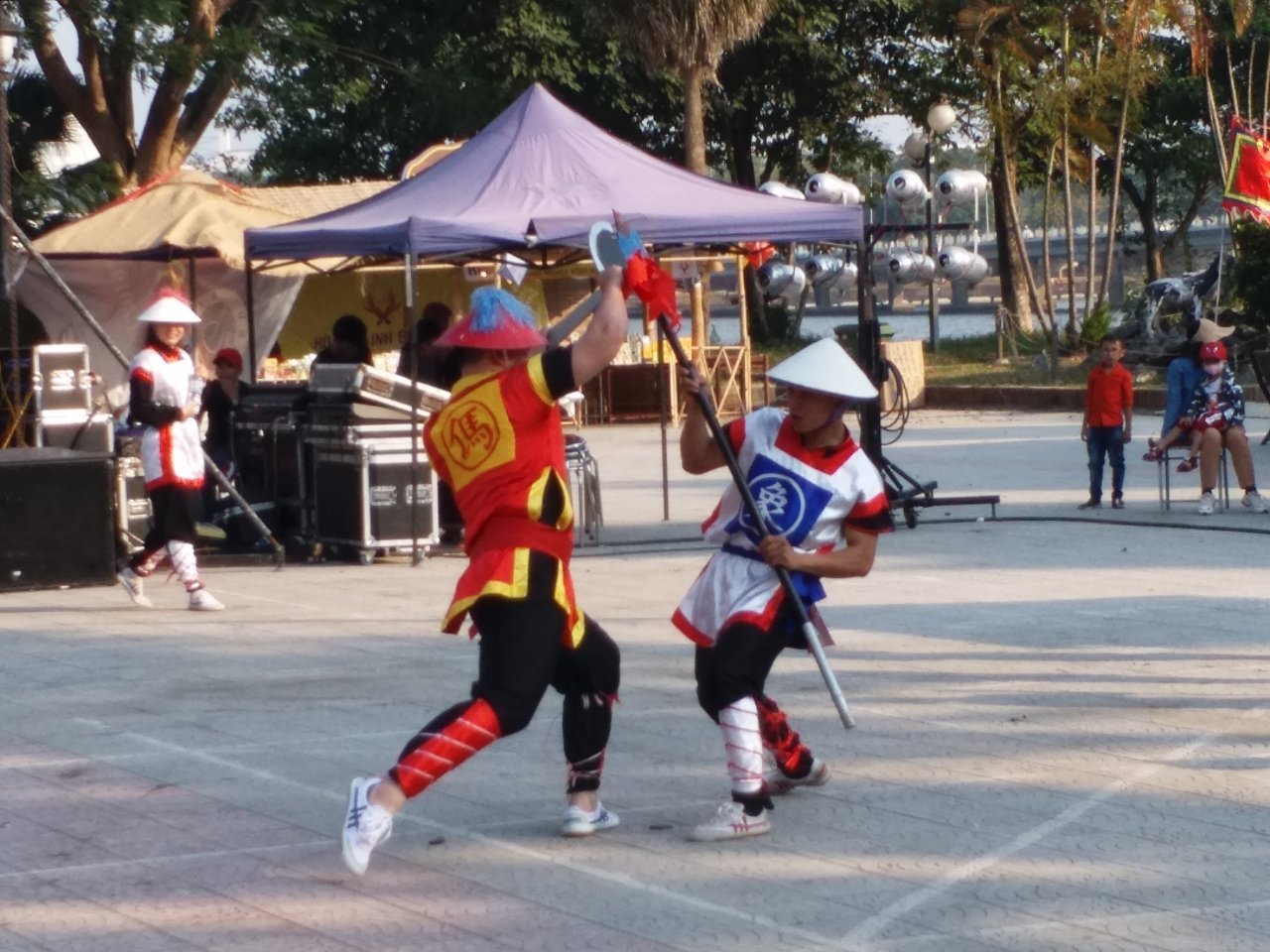 man-nhan-xem-quan-co-danh-nhau-o-cong-vien-hue