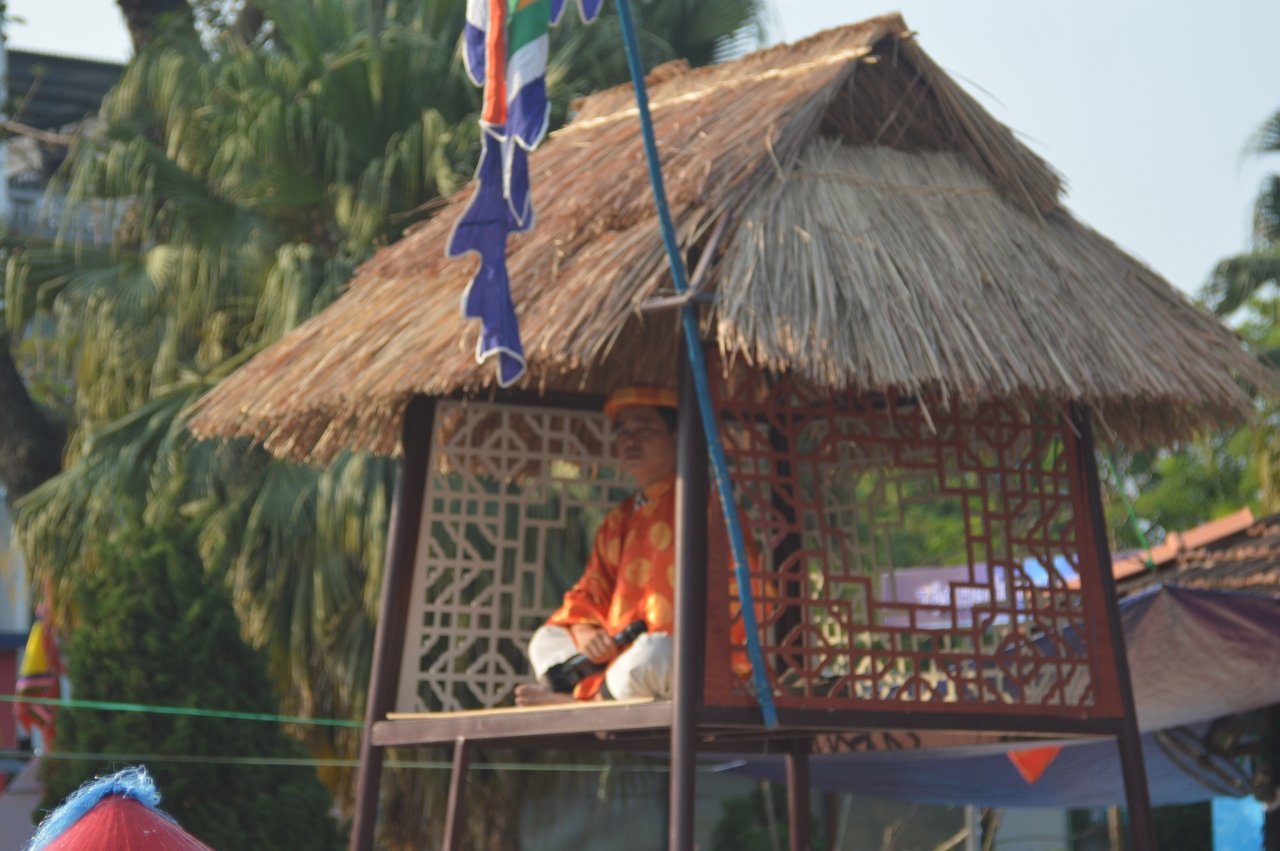 man-nhan-xem-quan-co-danh-nhau-o-cong-vien-hue