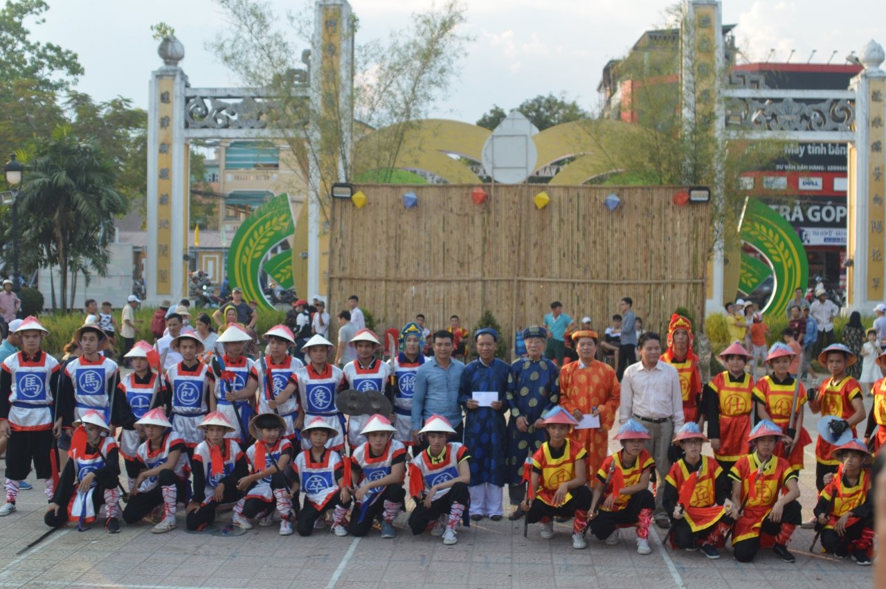 man-nhan-xem-quan-co-danh-nhau-o-cong-vien-hue