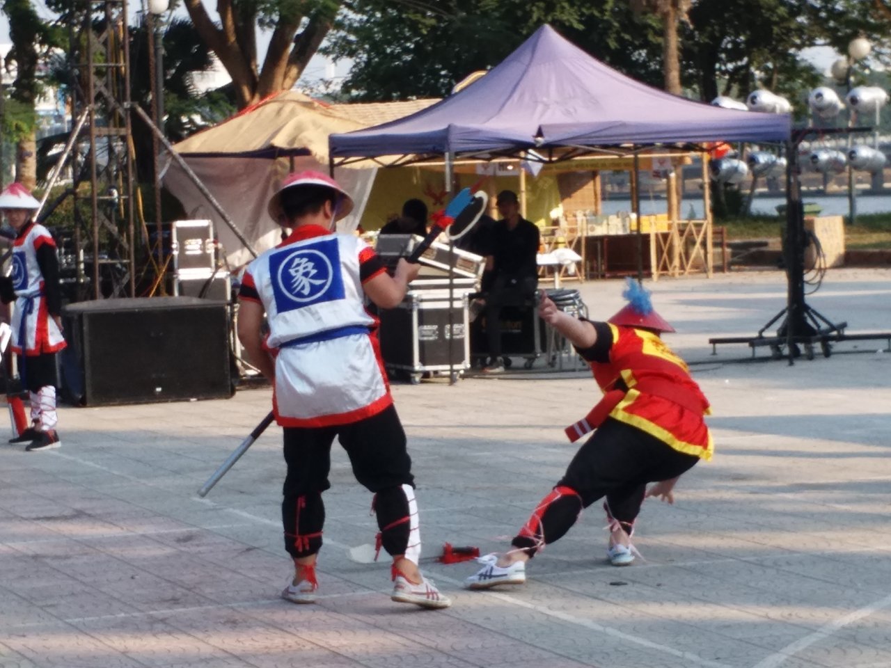 man-nhan-xem-quan-co-danh-nhau-o-cong-vien-hue