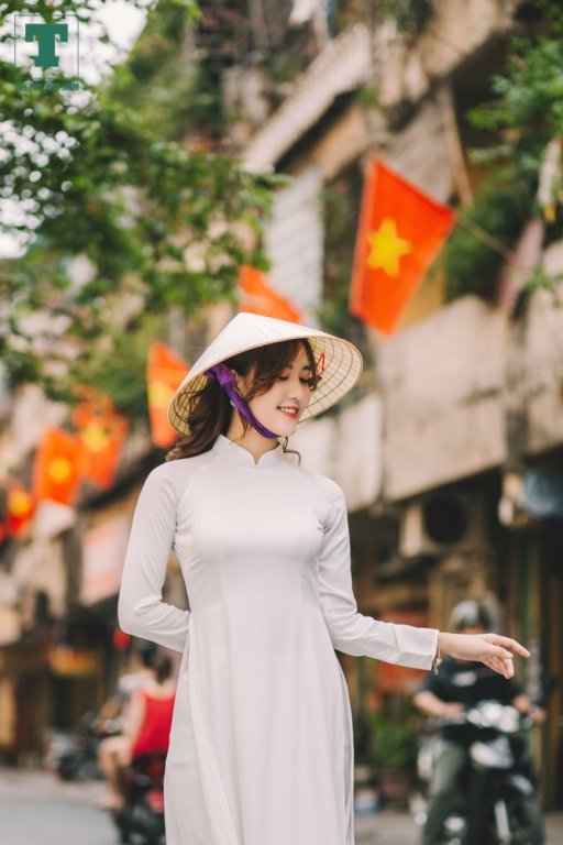nu-sinh-truong-bao-thuot-tha-ta-ao-dai-buoc-di-duoi-bong-co-ngay-doc-lap