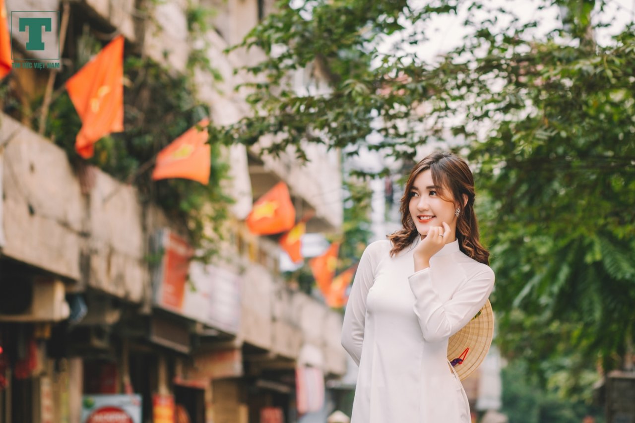 nu-sinh-truong-bao-thuot-tha-ta-ao-dai-buoc-di-duoi-bong-co-ngay-doc-lap