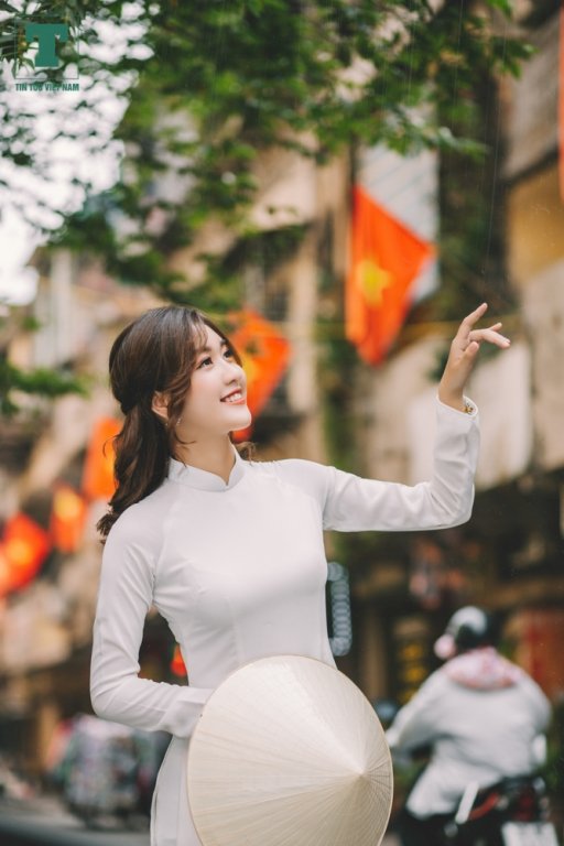 nu-sinh-truong-bao-thuot-tha-ta-ao-dai-buoc-di-duoi-bong-co-ngay-doc-lap