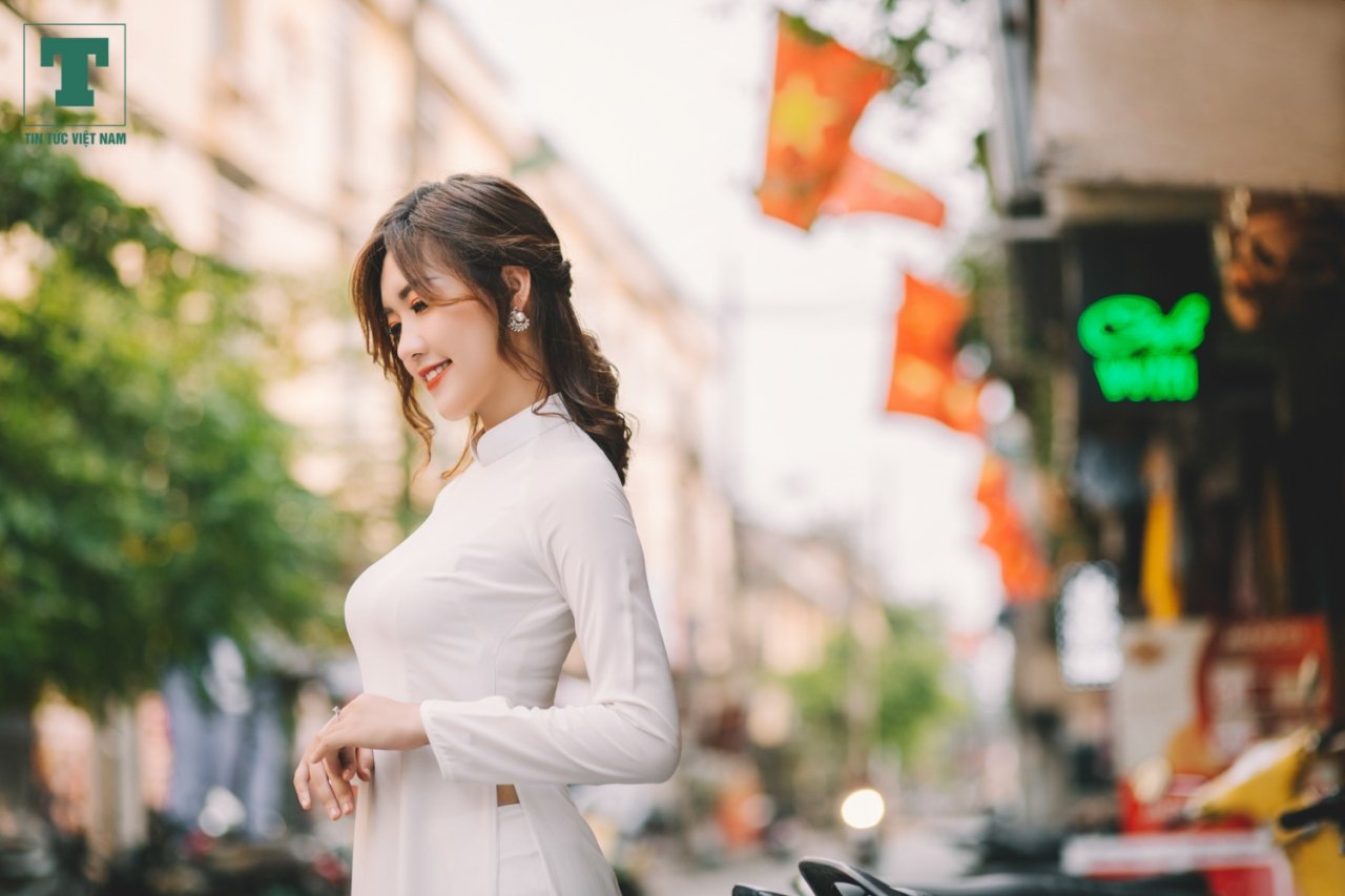 Trên con phố Hà Nội vắng vẻ trong ngày Thống nhất đất nước, Hà Nội trở nên thật bình yên vào giản dị.
