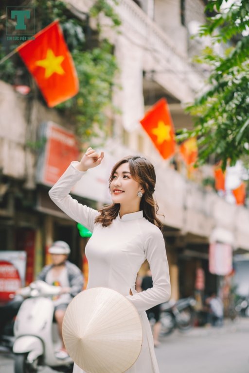 nu-sinh-truong-bao-thuot-tha-ta-ao-dai-buoc-di-duoi-bong-co-ngay-doc-lap