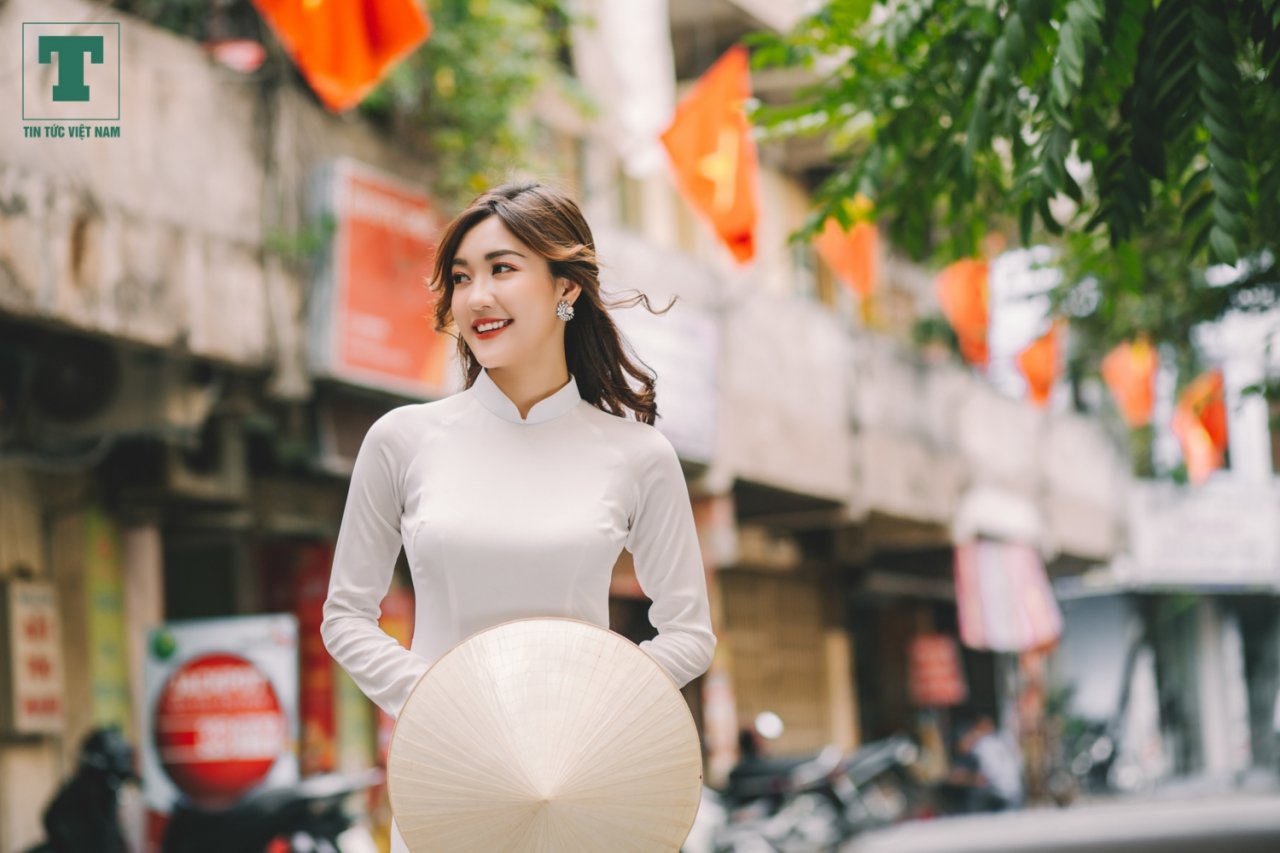 Nguyễn Thị Thanh Quỳnh sinh năm 1998 hiện đang là sinh viên năm 3 HV Báo chí- Tuyên Truyền, cô gái trẻ được nhiều người biết đến khi đạt danh hiệu Top 5 Miss Thăng Long 2017...