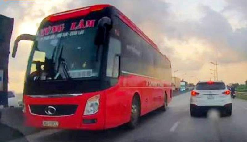 Chiếc xe khách Thanh Hóa đi ngược chiều trên Quốc lộ 1A.