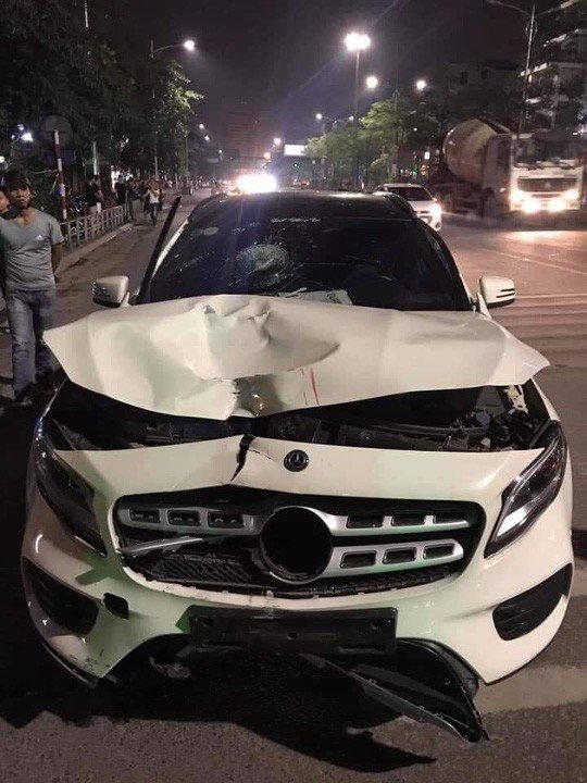 Chiếc xe ôtô Mercedes do tài xế Lê Trung Hiếu điều khiển gây tai nạn khiến 2 người tử vong. Ảnh: Otofun