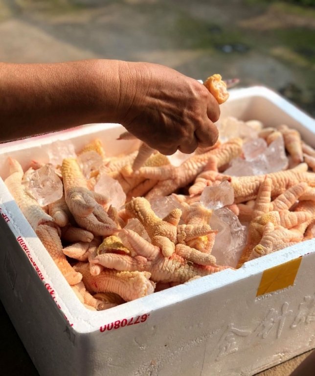 Dù có giá vô cùng đắt đỏ nhưng chân gà Đông Tảo vẫn luôn trong tình trạng cháy hàng 