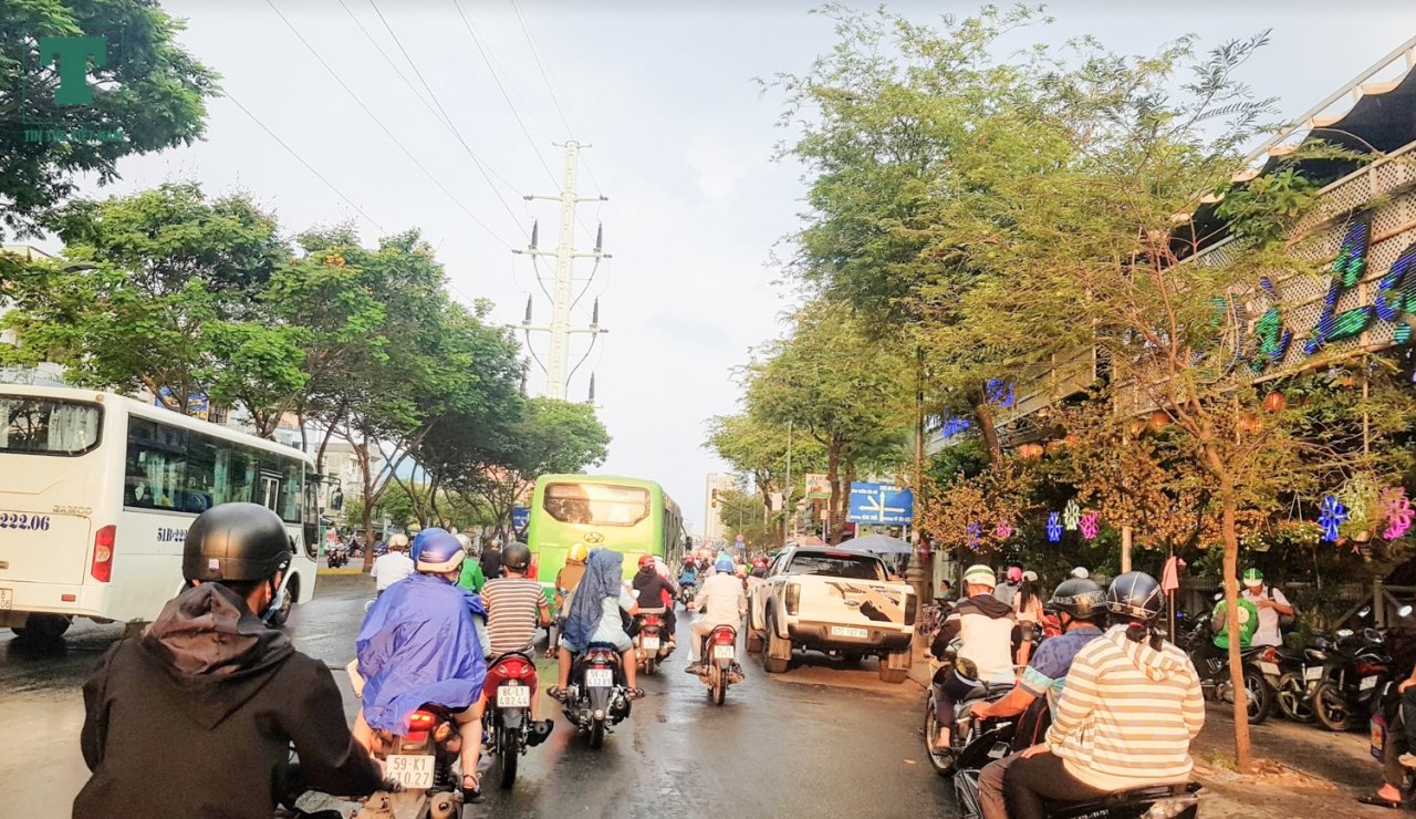 Theo ghi nhận của phóng viên, cửa ngỏ miền Tây thuộc quốc lộ 1A, người dân lũ lượt kéo về thành phố bằng nhiều phương tiện như xe máy, xe khách… Cơn mưa bất chợt vào lúc 5h hơn khiến tình trạng giao thông càng ùn tắc