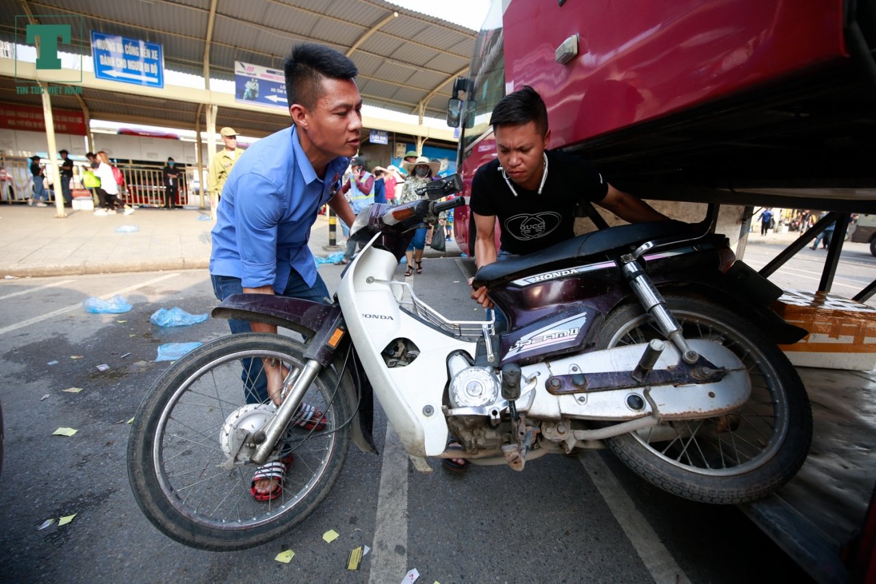 Một số người còn mang cả xe về quê và mang trở lại Hà Nội để di chuyển.