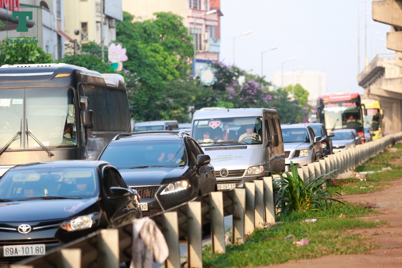 Hướng đi từ cầu Thanh Trì nhập vào đường Ngọc Hồi ô tô nối đuôi nhau di chuyển ì ạch hàng kilomet.
