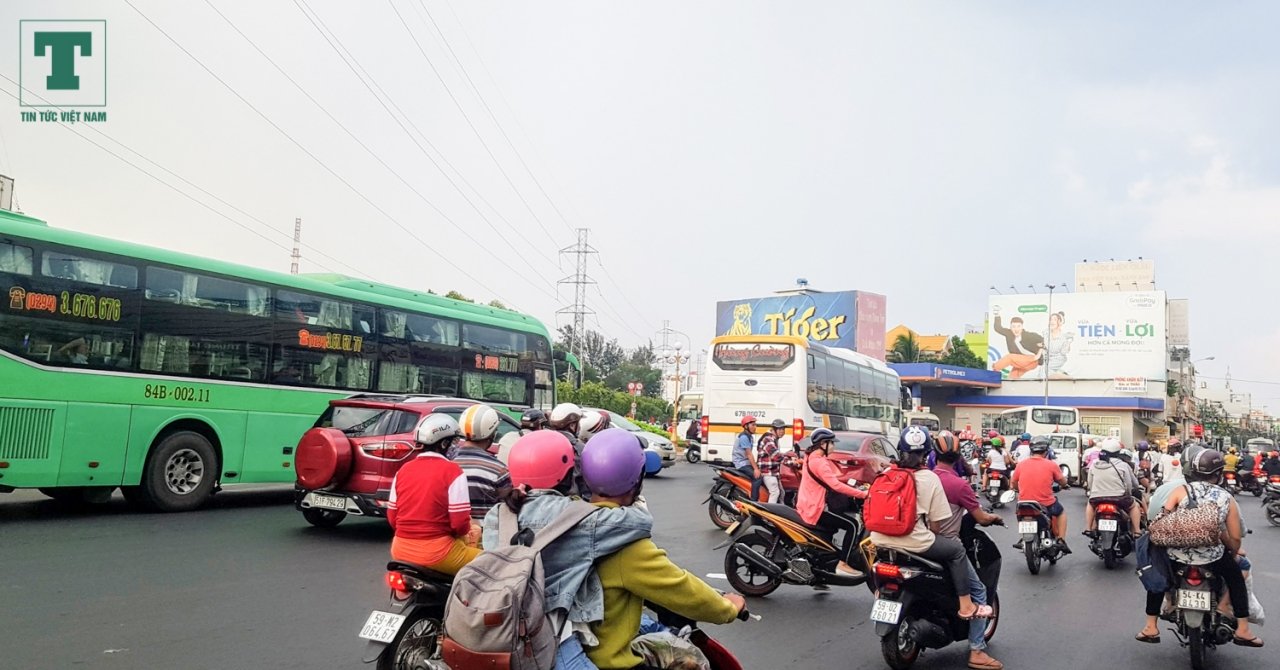 Tại cầu Bến Lức, Long An hướng về Sài Gòn, lượng người đông đúc gây tắc nghẽn, kẹt cứng. Các phương tiện tham gia giao thông chỉ nhích từng bước một khiến nhiều người bất lực. Ở khu vực cảng Cát Lái, quận 2 cũng gặp cảnh tương tự khi lượng người đổ về quá đông. Rất đông người xếpthành hàng dài để qua phà.
