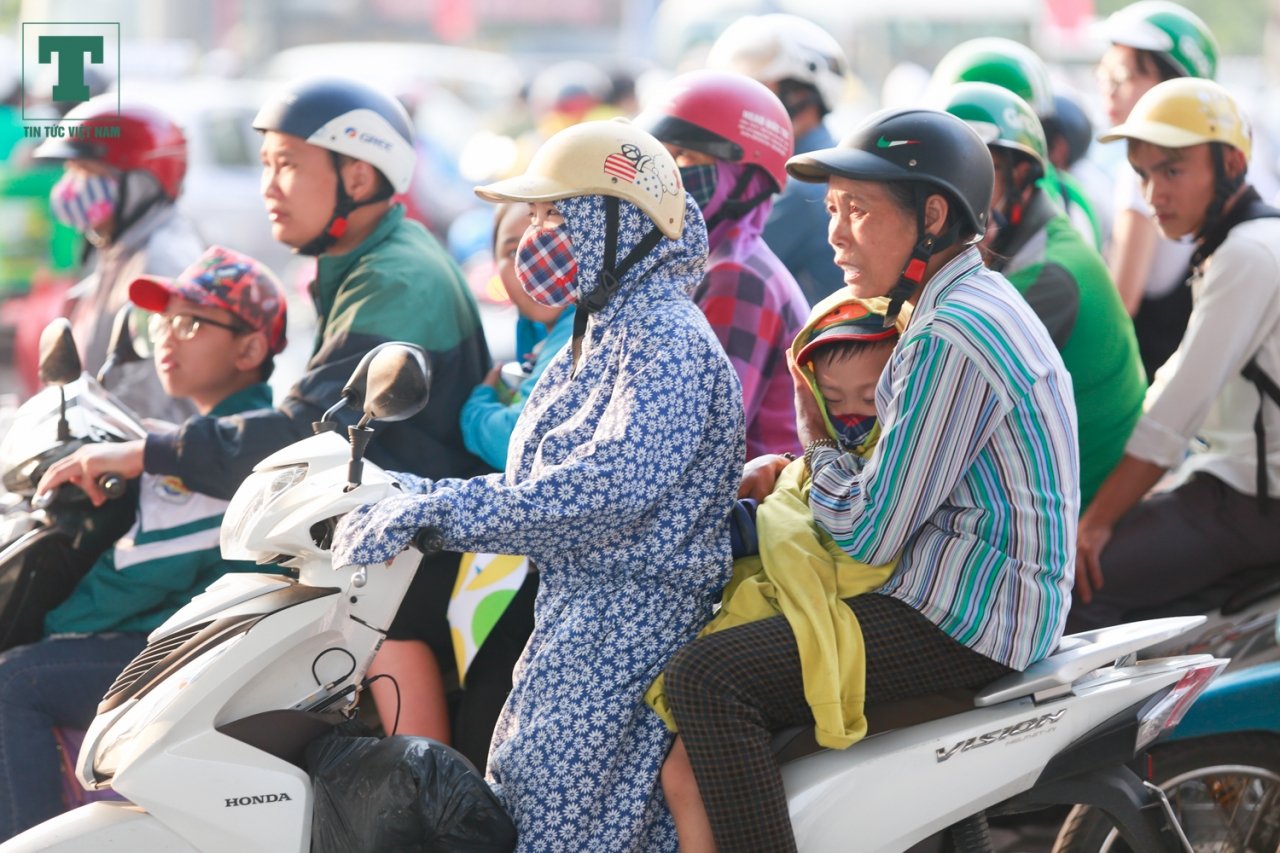 4 ngày nghỉ lễ trước đó các tỉnh miền bắc và Hà Nội đều có mưa lớn, tuy nhiên trong ngày hôm nay thời tiết có nắng nhẹ, vào cuối buổi chiều các tuyến đường dẫn vào cửa ngõ phía Nam Hà Nội đều ùn tắc. Đặc biệt là tuyến đường Quốc lộ 1A cũ, Giải Phóng.