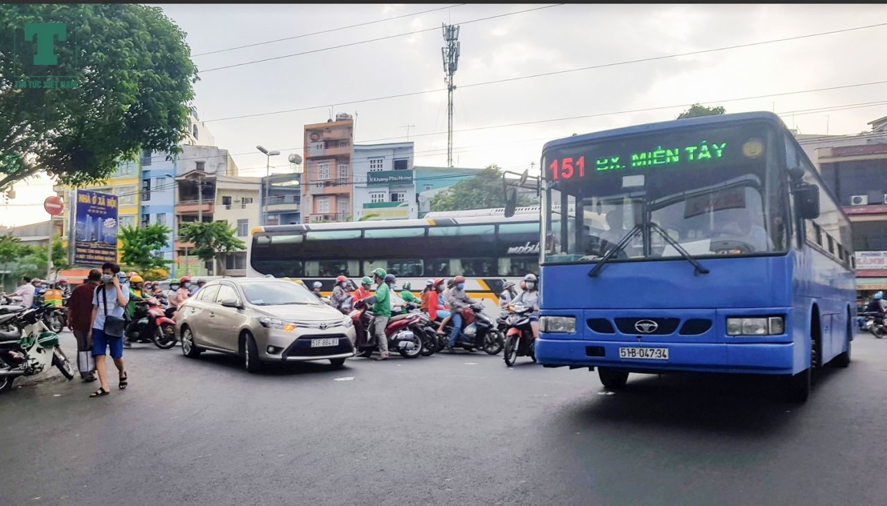 Sau 5 ngày nghỉ lễ, xe cộ lưu thông ở Sài Gòn bắt đầu đông đúc hơn. Tuy vậy, ở trung tâm thành phố vẫn cònkhá thông thoáng vào lúc 5h chiều 1/5.