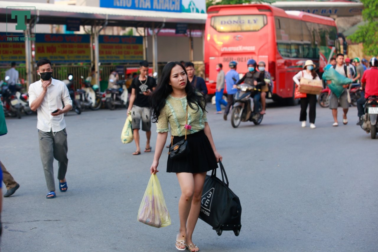 Nhiều người sau kỳ nghỉ lễ tay xách đồ dùng cá nhân, tay xách những đặc sản quê nhà lên Hà Nội.