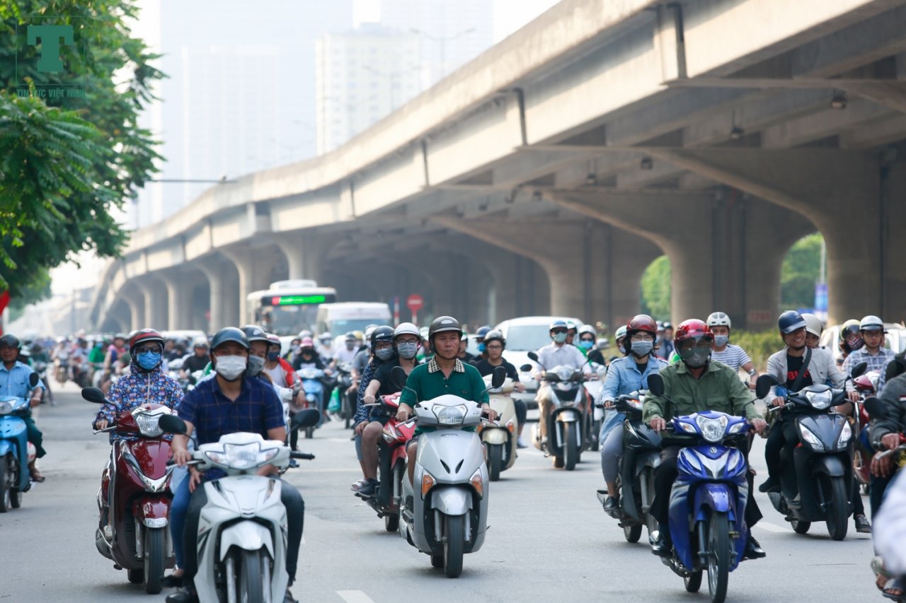 Giao thông trên tuyến Vánh đai 3- Phạm Hùng phóng viên cũng ghi nhận tình trạng đông đúc, lượng phương tiện tăng gấp nhiều lần so với những ngày nghỉ lễ.