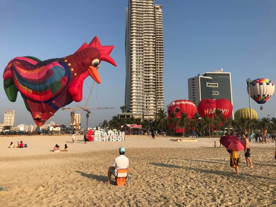 man-nhan-voi-man-trinh-dien-khinh-khi-cau-o-da-nang