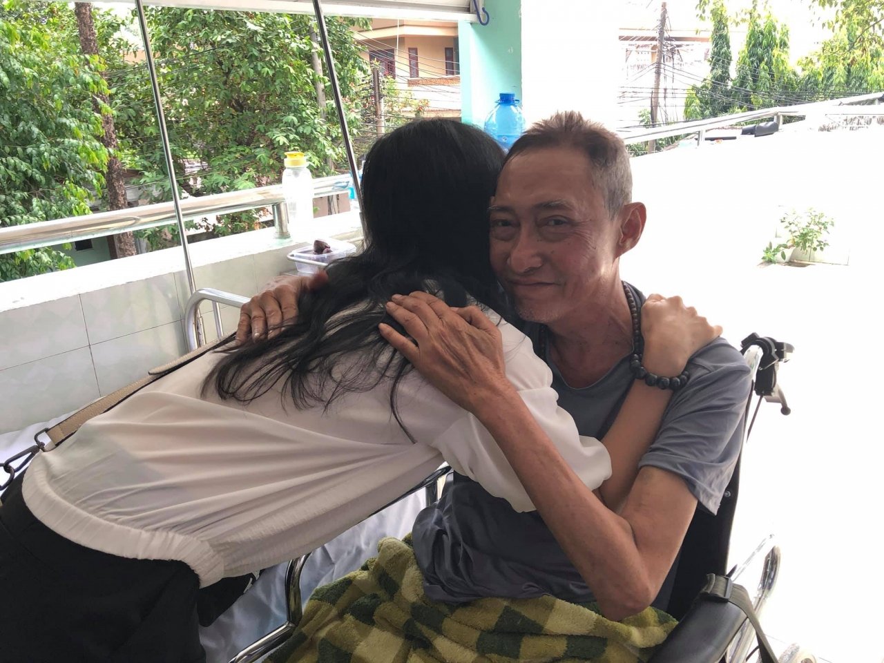Mỹ Uyên thăm nghệ sĩ đàn anh tại bệnh viện.