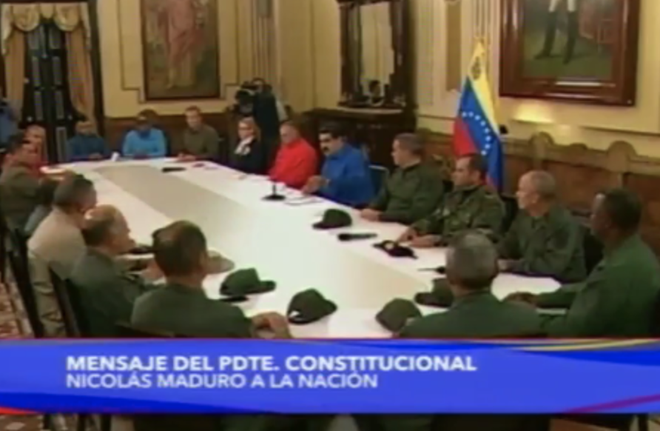 TT Venezuela Maduro xuất hiện giữa các tướng lĩnh quân đội, tuyên bố đảo chính đã bị đánh bại - Ảnh 1. TT Venezuela Maduro xuất hiện giữa các tướng lĩnh quân đội, tuyên bố đảo chính đã bị đánh bại - Ảnh 1.