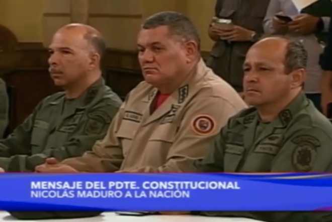 TT Venezuela Maduro xuất hiện giữa các tướng lĩnh quân đội, tuyên bố đảo chính đã bị đánh bại - Ảnh 2. TT Venezuela Maduro xuất hiện giữa các tướng lĩnh quân đội, tuyên bố đảo chính đã bị đánh bại - Ảnh 2.