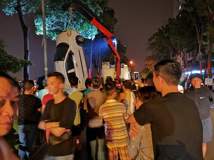Dù đã khuya nhưng nhiều người hiếu kỳ vẫn tập trung theo dõi toàn bộ cảnh trục vớt ô tô gặp nạn.