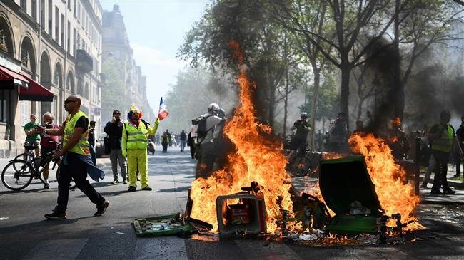Một đám cháy lớn trên đường phố Paris.