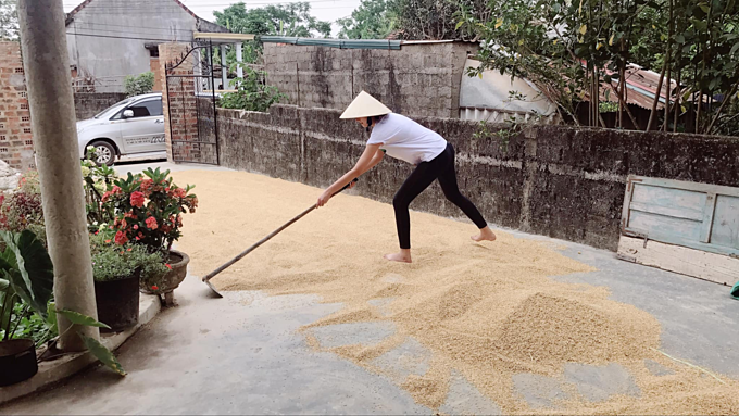 Hình ảnh giản dị của Lê Thúy khi về quê Quảng Bình. 