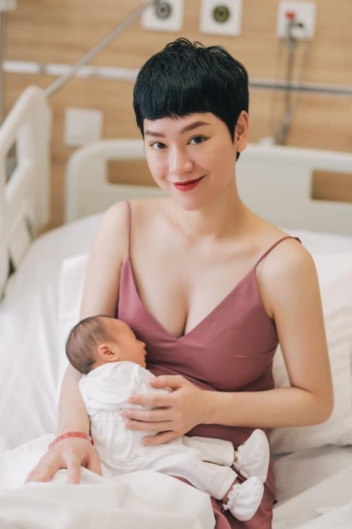 Trong loạt ảnh vừa chia sẻ sau khi sinh con thứ 2, Trà My Idol tự tin diện váy hai dây, khoe dáng thon gọn. Hàng loạt người đẹp Vbiz đã lên tiếng khen ngợi khi nhìn thấy vóc dáng đáng ngưỡng mộ này của Trà My.