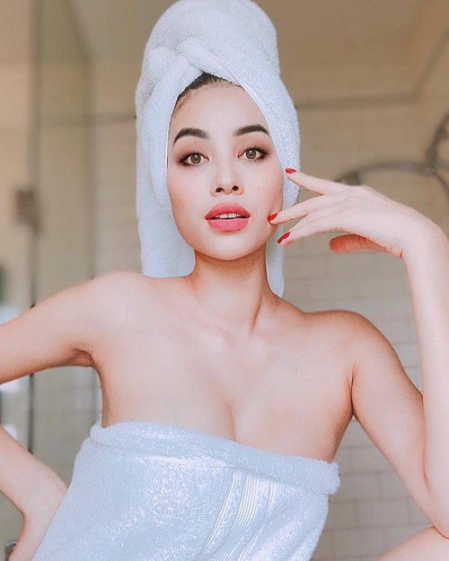 Phạm Hương pose ảnh gợi cảm khi vừa tắm xong.