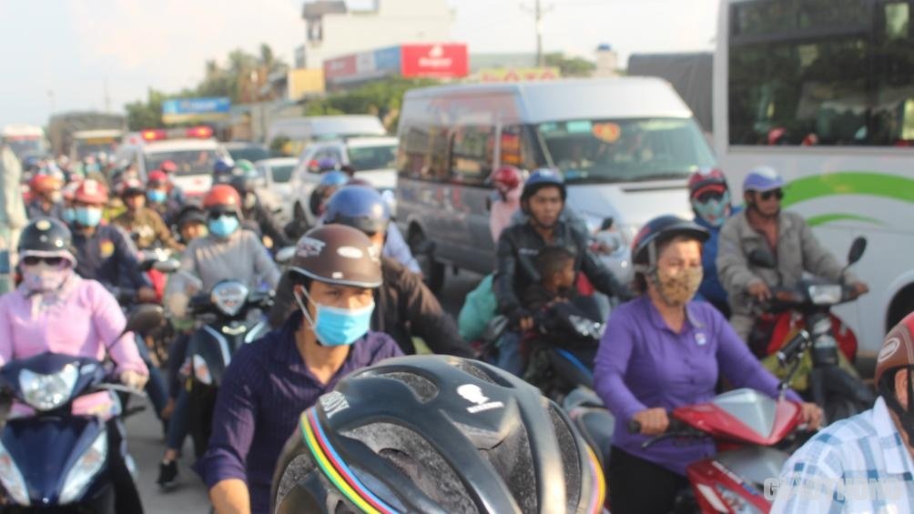 Lượng phương tiện lưu thông tăng cao chiều 1/5 trên các tuyến Quốc lộ đi TP HCM. (Ảnh: Báo Giao Thông).