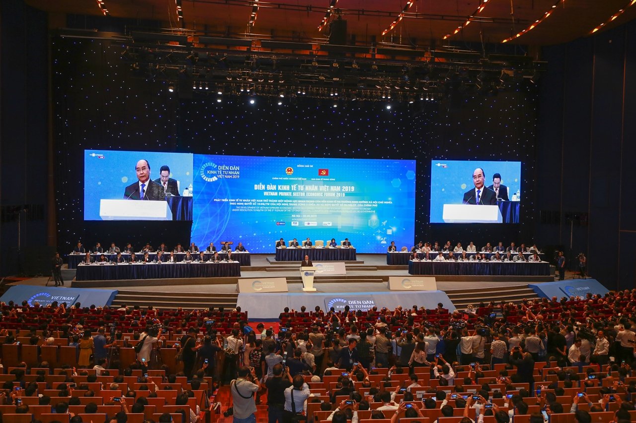 Phát biểu khai mạc diễn đàn, Thủ tướng Nguyễn Xuân Phúc cho biết, chủ trương nhất quán và xuyên suốt của Nhà nước là xây dựng nền kinh tế nhiều thành phần. Với su sự có mặt đông đảo lãnh đạo, cơ quan trung ương địa phương, khách quốc tế, nhà khoa học hôm nay, hơn 2.500 doanh nhân sẽ đề cập những vướng mắc để tháo gỡ những rào cản, thách thức.