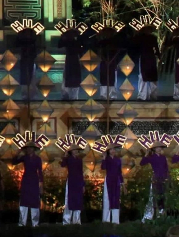xung-quanh-chiec-non-them-chu-hue-o-tren-dau-nguoi-phu-nu-mac-ao-dai-tim