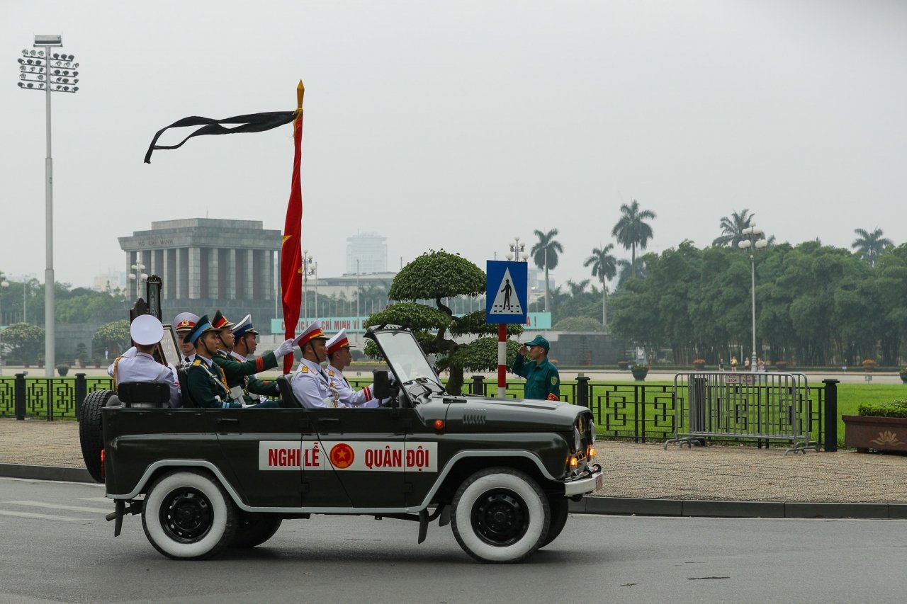 Tiếp sau đó đoàn xe đi qua Lăng Chủ tịch Hồ Chí Minh.