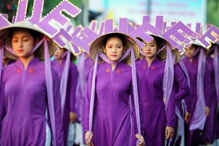ban-to-chuc-noi-gi-ve-chiec-non-bi-cam-sung