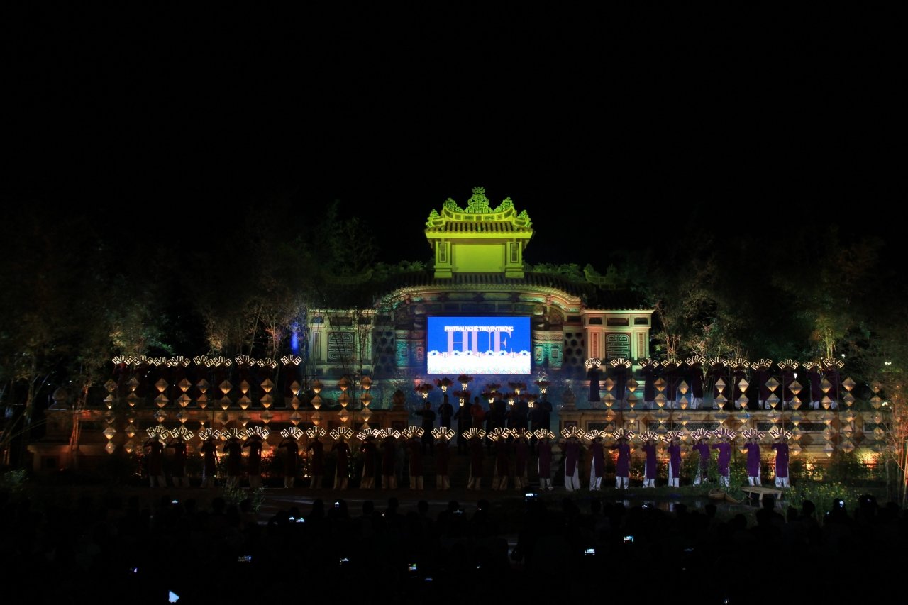 can-canh-hinh-anh-chiec-non-xuat-hien-chu-hue-gay-tranh-cai