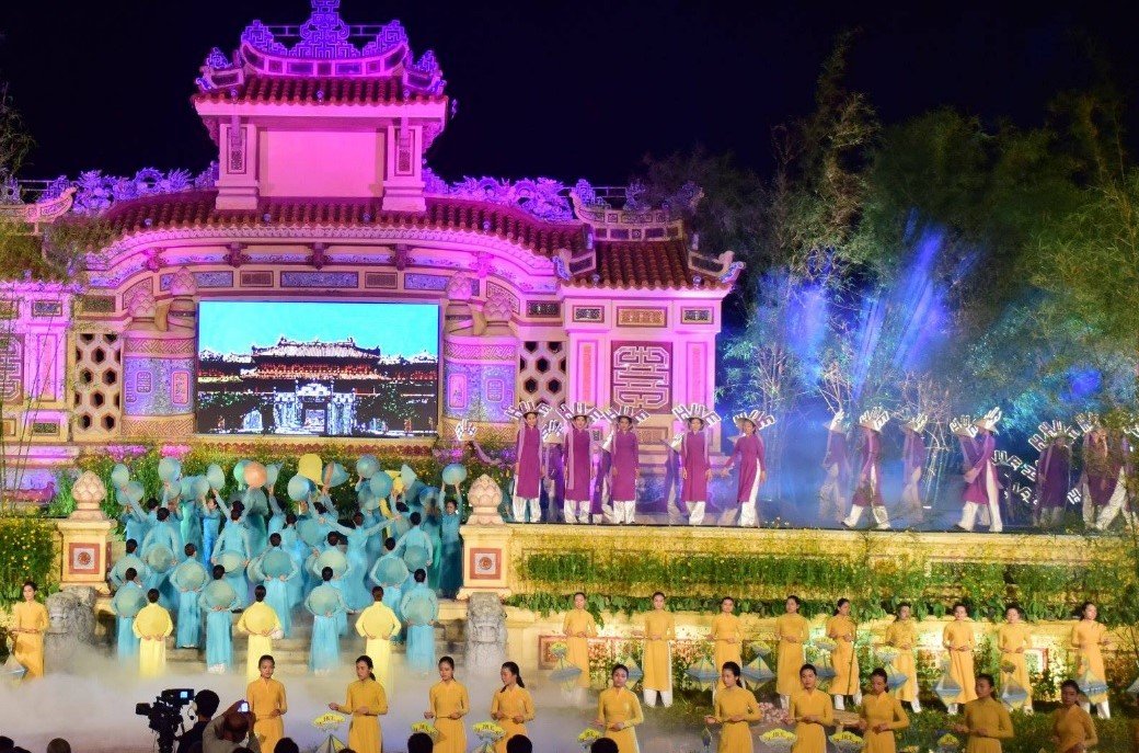 can-canh-hinh-anh-chiec-non-xuat-hien-chu-hue-gay-tranh-cai