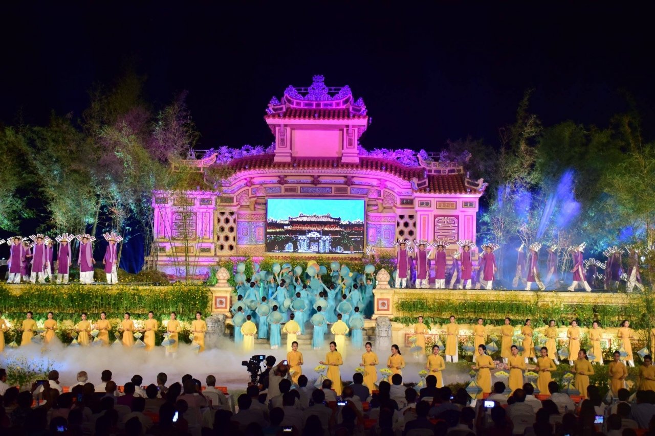 can-canh-hinh-anh-chiec-non-xuat-hien-chu-hue-gay-tranh-cai