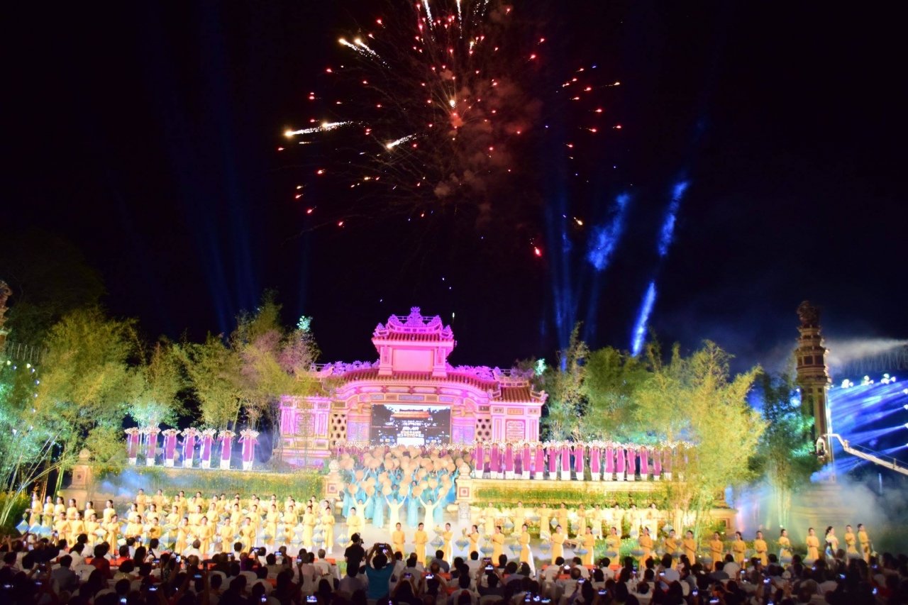can-canh-hinh-anh-chiec-non-xuat-hien-chu-hue-gay-tranh-cai