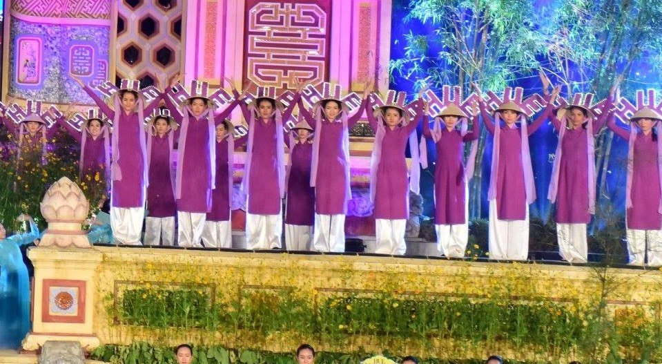 can-canh-hinh-anh-chiec-non-xuat-hien-chu-hue-gay-tranh-cai