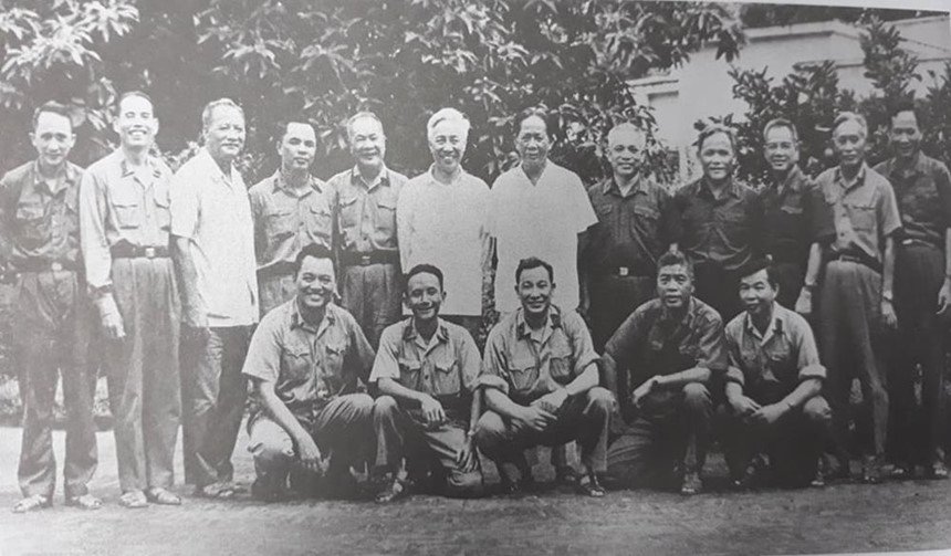 Trung tướng Lê Đức Anh - Tư lệnh Quân khu 9, nguyên Phó Tư lệnh chiến dịch Hồ Chí Minh (đứng ngoài cùng bên phải) chụp ảnh cùng với các đồng chí Lê Duẩn, Lê Đức Thọ, Văn Tiến Dũng... dự hội nghị tổng kết Chiến dịch Hồ Chí Minh tại Đà Lạt, Lâm Đồng, cuối năm 1975. Ảnh tư liệu.