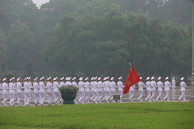 ha-noi-treo-co-ru-quoc-tang-dai-tuong-le-duc-anh